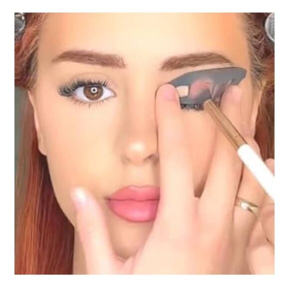 NIP EYETOUR EYESHADOW TOOL KIT - Picture 3 of 6